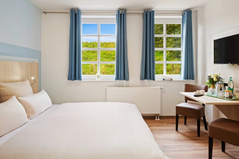 Doppelzimmer Mit Tisch Und Blick Ins Grüne